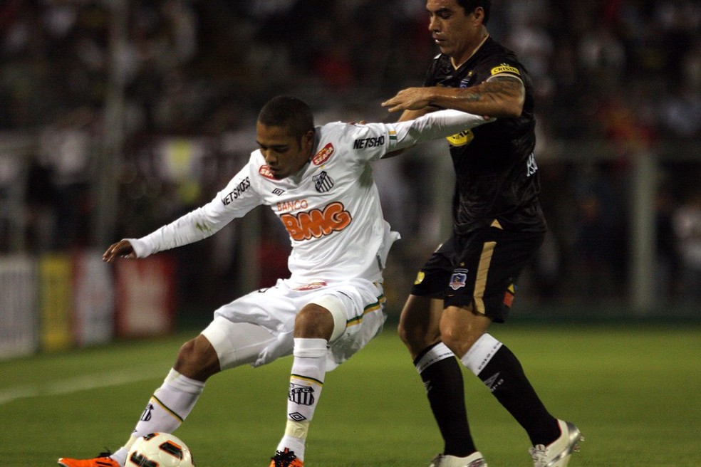 Adriano Pagode, ex-Santos, jogando a Libertadores 2011 — Foto: José Manuel Arcos / Colo Colo
