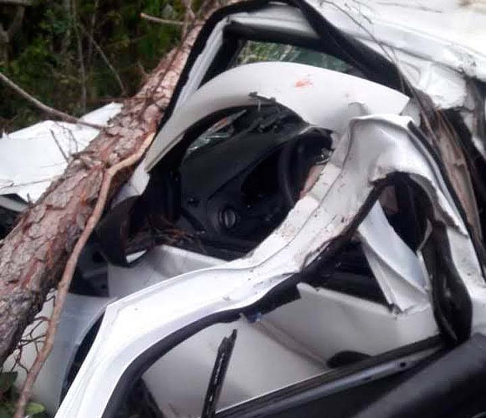 Carro envolvido em acidente ficou destruído na BA-099 — Foto: Ubiratan Passos/TV Bahia