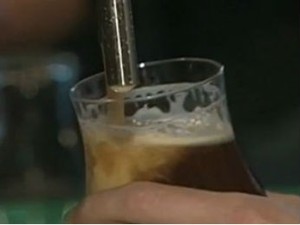 Lei Seca reduz vendas de bebidas em até 30% nos bares de Curitiba (Foto:  Reprodução/RBS TV)
