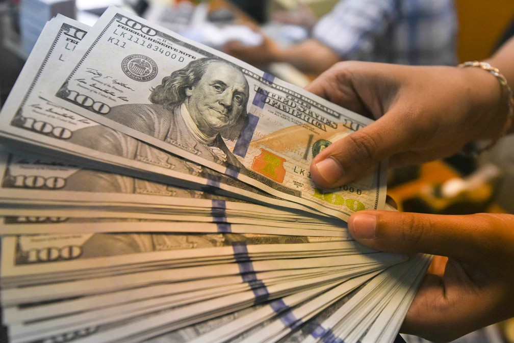 Notas de dólar. — Foto: Hafidz Mubarak/Reuters
