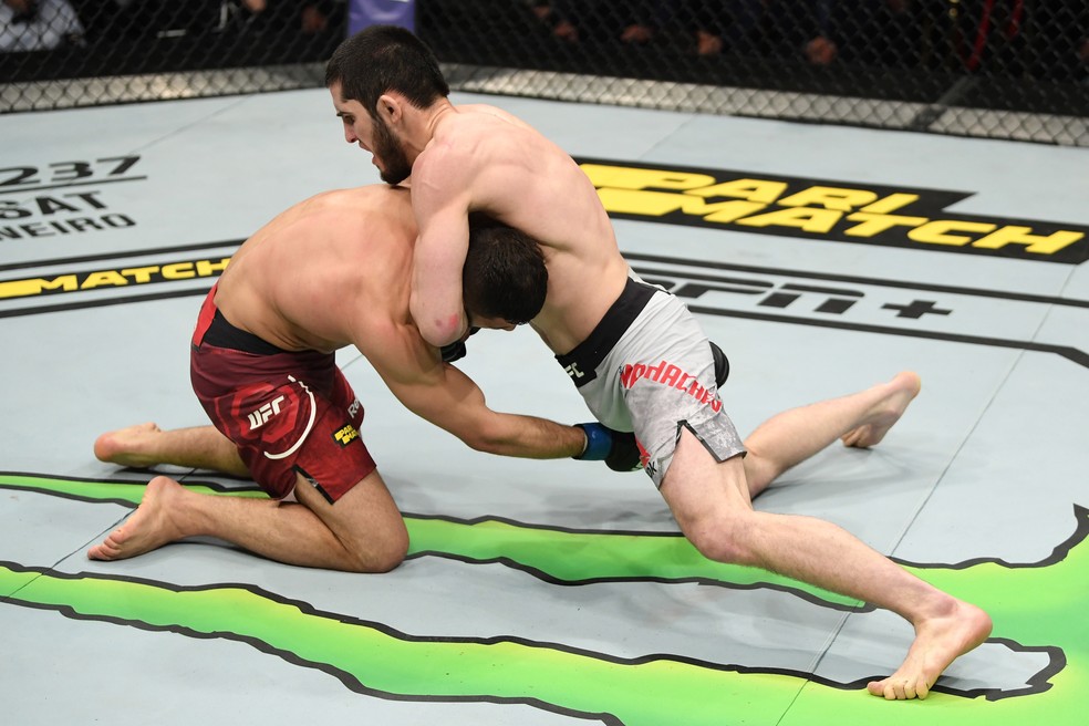 Islam Makhachev bateu Arman Tsarukyan por pontos â?? Foto: Getty Images