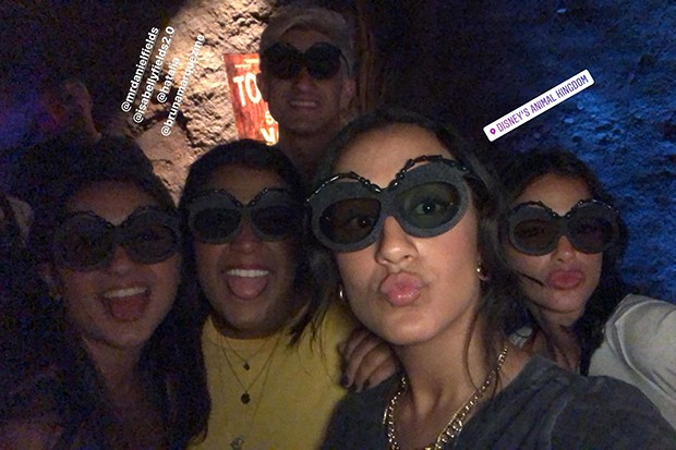 Bruna Marquezine com amigos na Disney (Foto: Reprodução/Instagram)