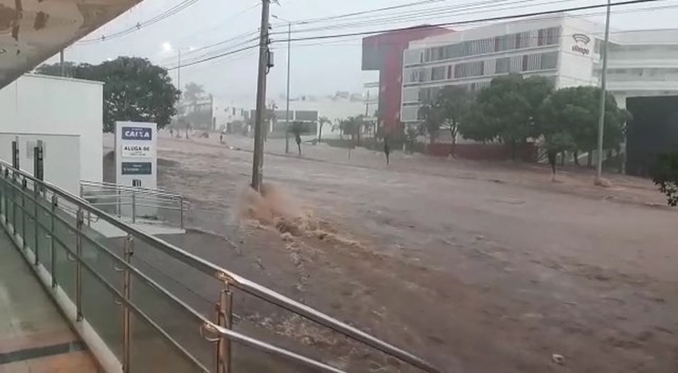 Enxurrada na Avenida Rondon Pacheco causada pela chuva no dia 16 de janeiro — Foto: Luiz Humberto Carneiro/Reprodução