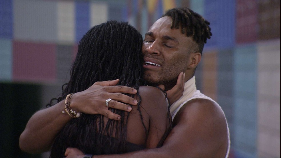 Fred Nicácio tenta consolar Sarah Aline após Marvvila deixar o BBB 23 — Foto: Globo