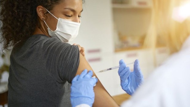 Até o momento, estima-se que 47,7% da população mundial, incluindo grandes porções da América do Sul, África e Ásia, ainda não receberam nem mesmo uma dose da vacina contra o coronavírus (Foto: Getty Images via BBC News Brasil )