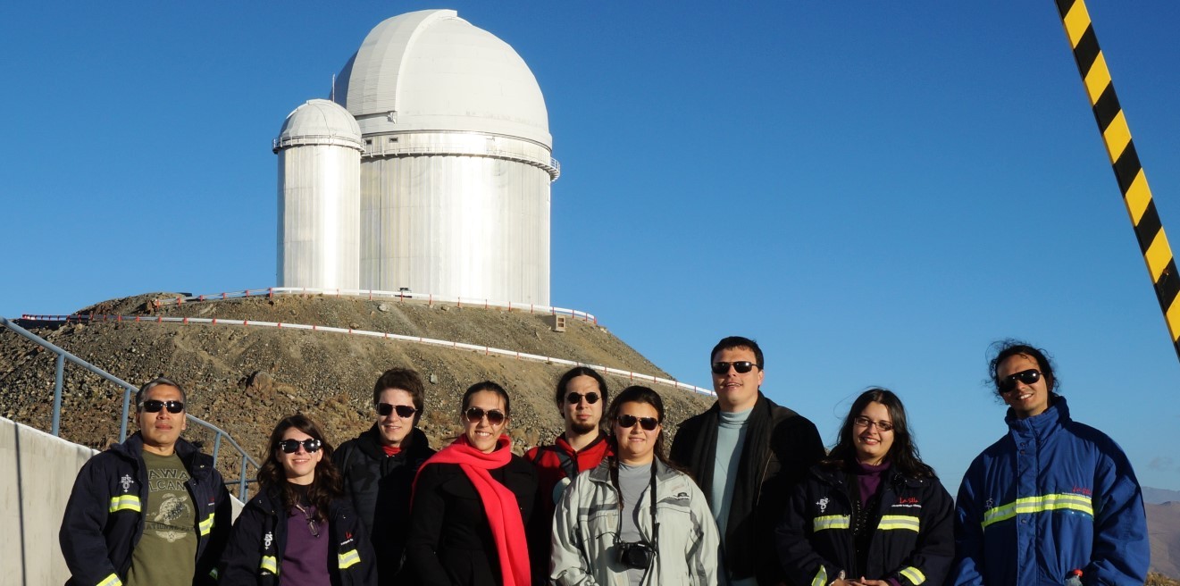 Jorge Meléndez e equipe ao lado do telescópio que usaram para descobrir o gêmeo de Júpiter (Foto: Acervo Pessoal)