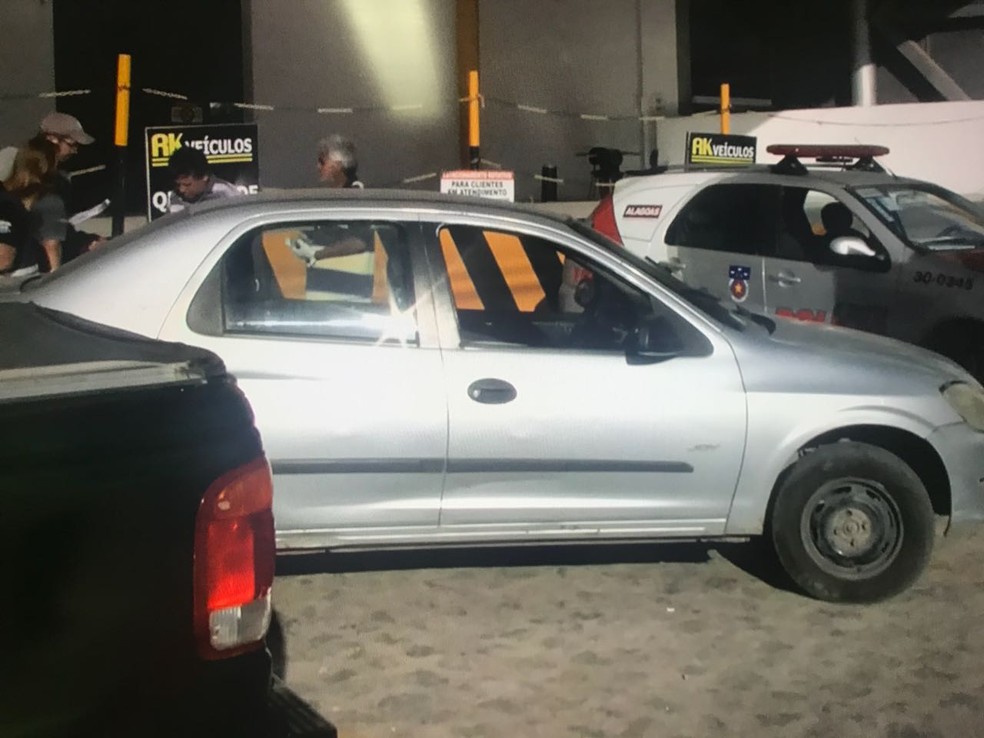 Homem é encontrado morto dentro de carro em Maceió (Foto: Reprodução/TV Gazeta)
