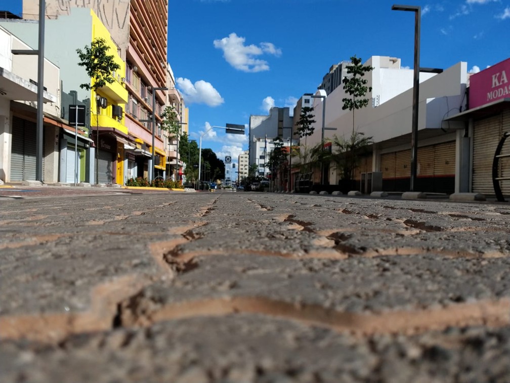 CAMPO GRANDE - Rua 14 de julho, no centro de Campo Grande (MS), com as lojas totalmente fechadas nesta quinta-feira (26) em razão da quarentena decretada pela prefeitura  — Foto: Huanderson Merlotti/TV Morena