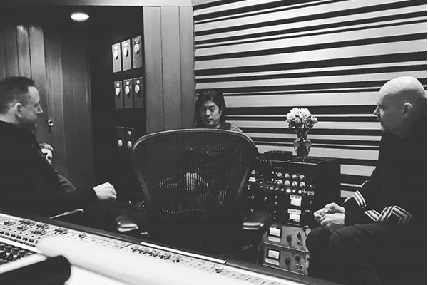 Billy Corgan com seus colegas de Smashing Pumpkins dentro de um estúdio (Foto: Instagram)
