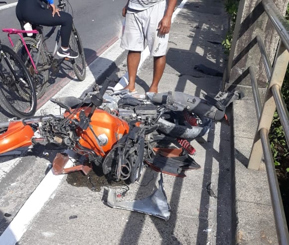 Acidente na Zona Sul do Recife deixou moto destruída — Foto: Reprodução/WhatsApp