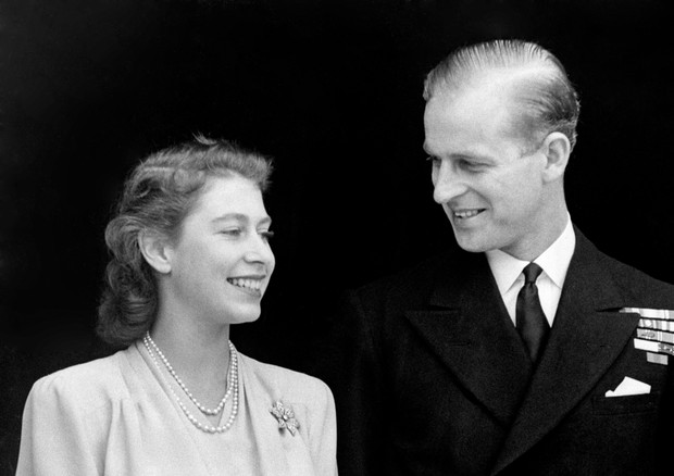Smiling happily the Princess and her fiance, Lieut. Philip Mountbatten are pictured at Buckingham Palace. Princess Elizabeth's engagement ring is plainly visible in the picture (Foto: PA Archive/PA Images)