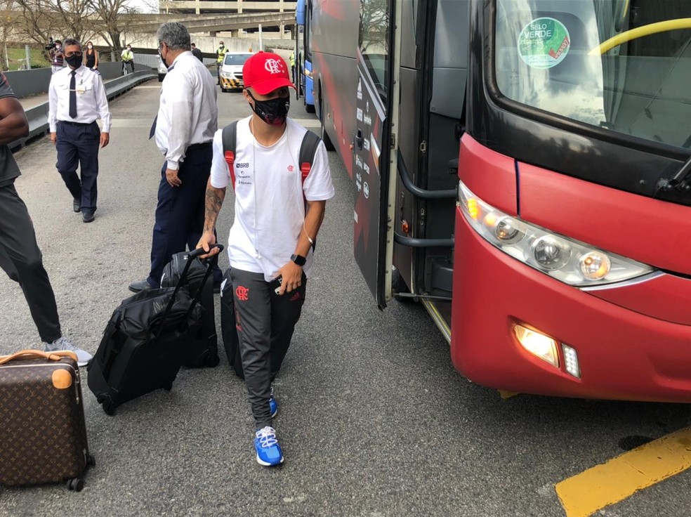Michael chega no aeroporto para o embarque a Quito, no Equador — Foto: Caíque Andrade