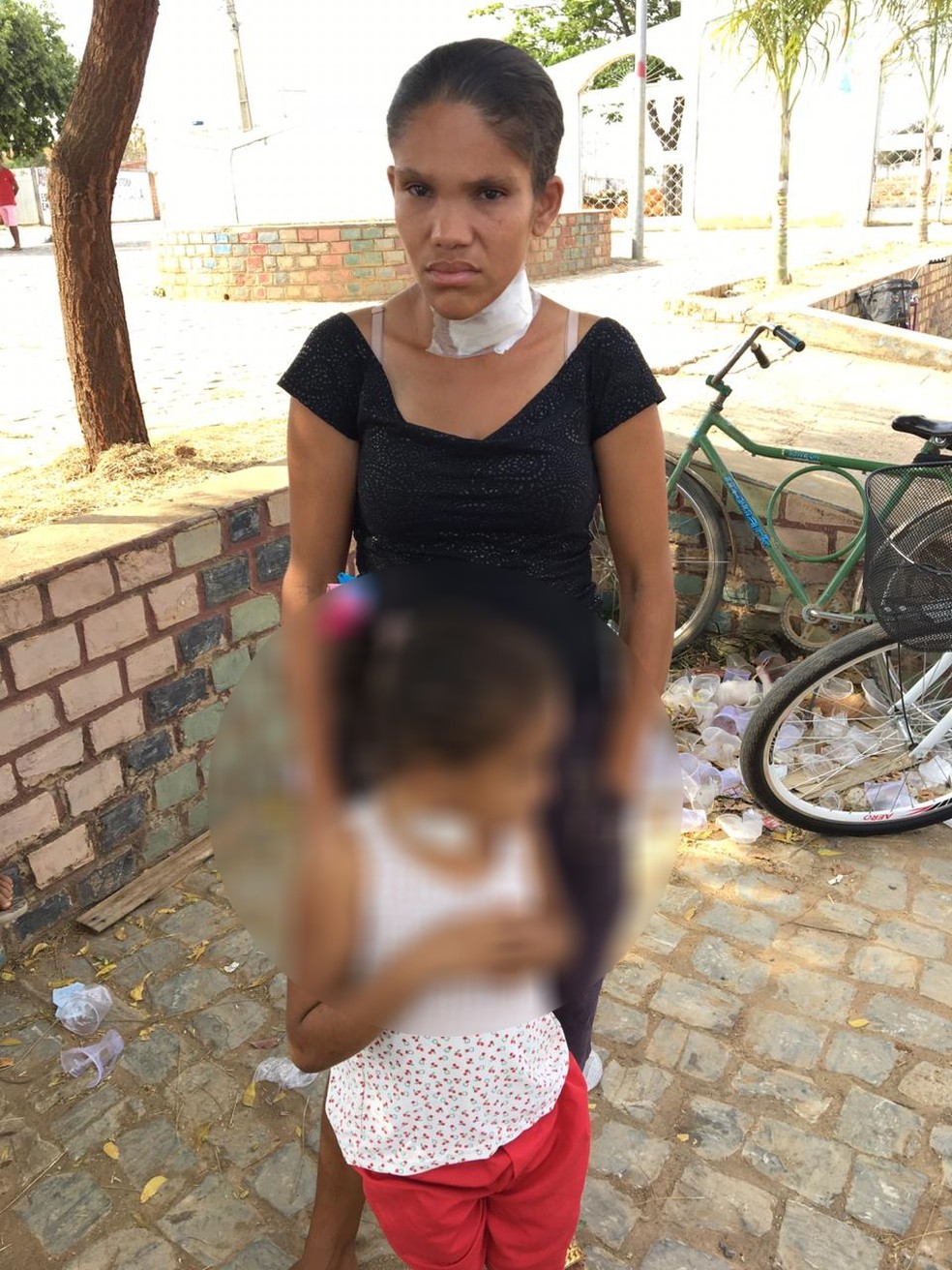 MÃ£e e filha feridas no pescoÃ§o pelo agressor â€” Foto: Pablo Caires/Inter TV Grande Minas