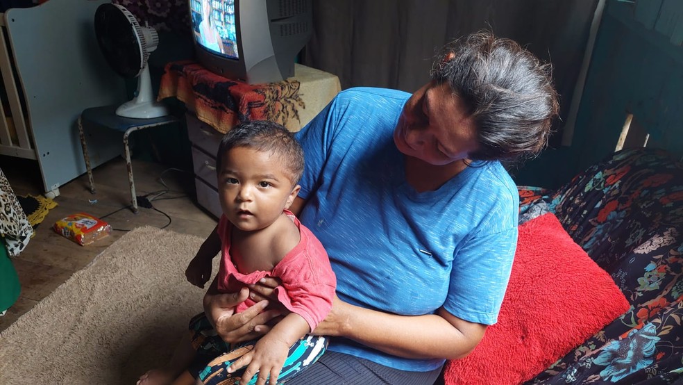 Jussara e o pequeno Raí retornaram para casa depois de um mês no hospital — Foto: Franciele do Vale/Rede Amazônica