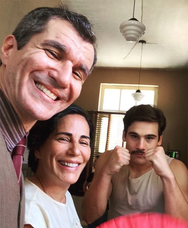 Nicola Siri, Gloria Pires e Nicolas Prattes nos bastidores de Éramos Seis (Foto: Reprodução/Instagram)