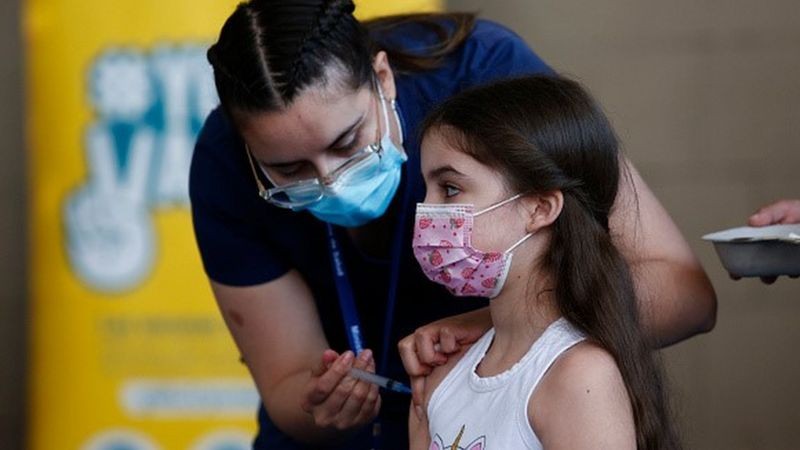 Vacinação das crianças contra a covid é ponto-chave para controlar a pandemia, indicam especialistas (Foto: Getty Images via BBC News)