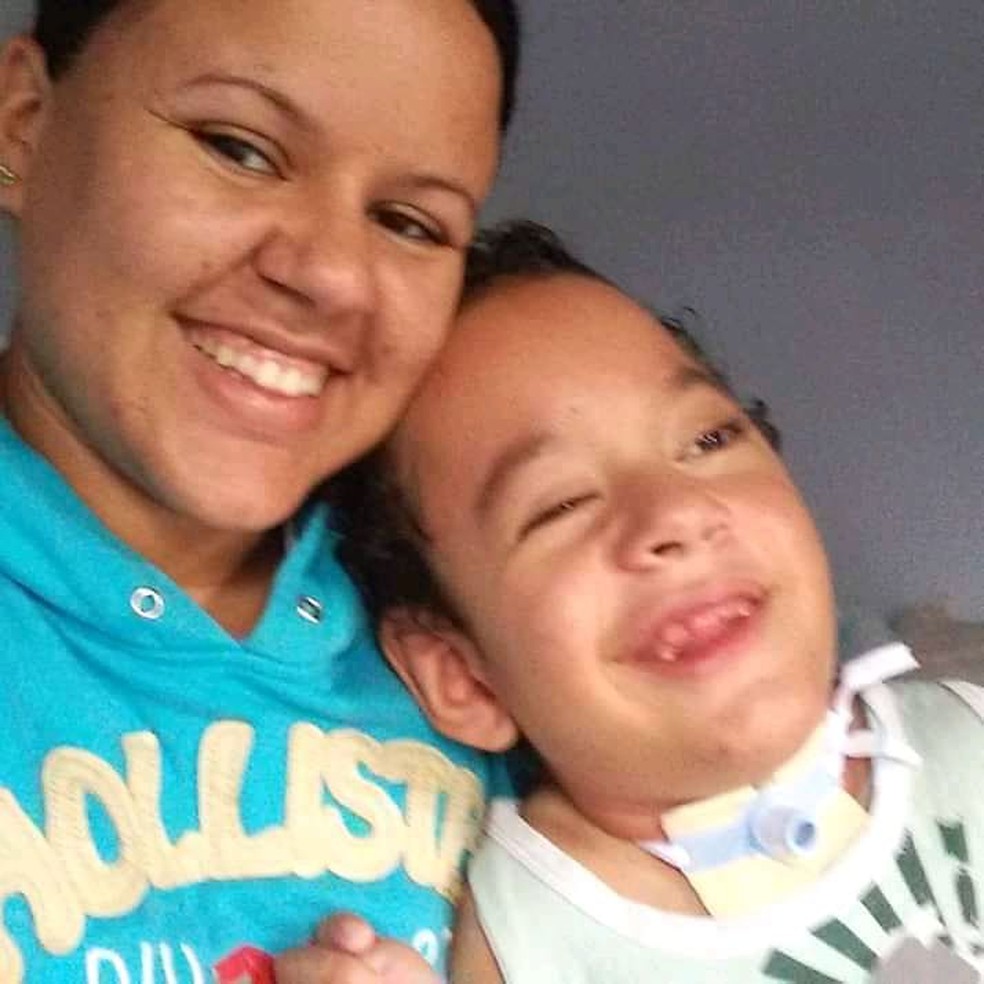 Karlla Cristina e o filho de 13 anos — Foto: Arquivo Pessoal