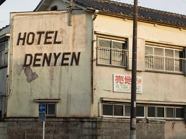 Hotel abandonado perto da praia: os negócios na cidade não conseguem sobreviver.  (Foto: Ewerthon Tobace / BBC Brasil)