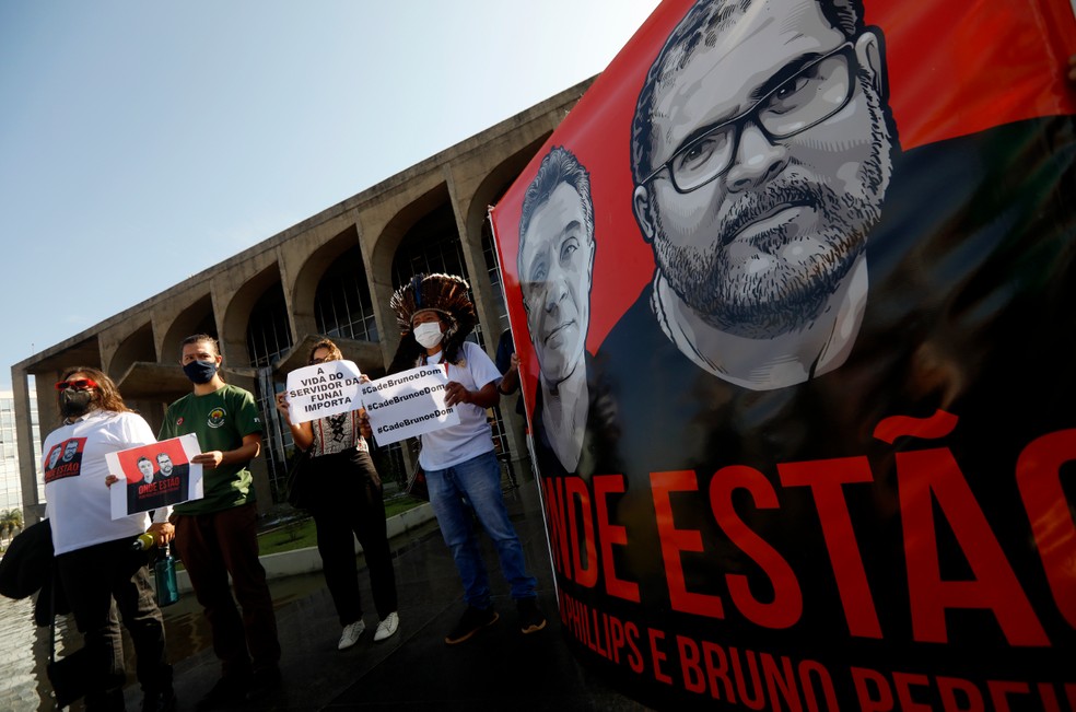 Funcionários da Funai fazem greve por 24 horas em protesto pelo desaparecimento de Dom Phillips e Bruno Pereira em frente ao Palácio da JustiçaCristiano Mariz/O Globo — Foto: Cristiano Mariz/O Globo