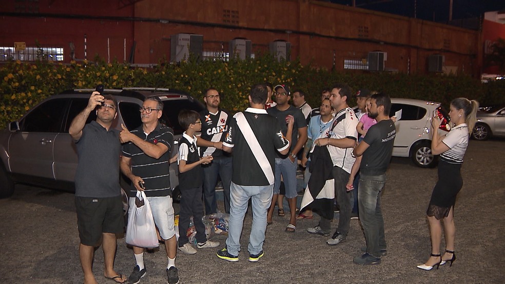Grupo de  torcedores, liderado por Gustavo Von Helden, fez surpresa (Foto: Reprodução/TV Cabo Branco)