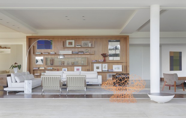 Pai e filha constroem casa de 1.300 m² com muita arte e design modernista (Foto: interiores por Denilson Machado, do @mca_estudio, e exteriores por Romulo Fialdini @RomuloFialdini)