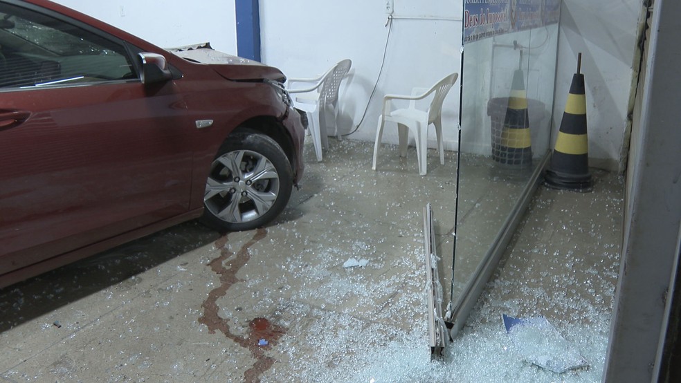 Carro invade igreja e quebra porta de vidro, no DF — Foto: Reprodução/TV Globo