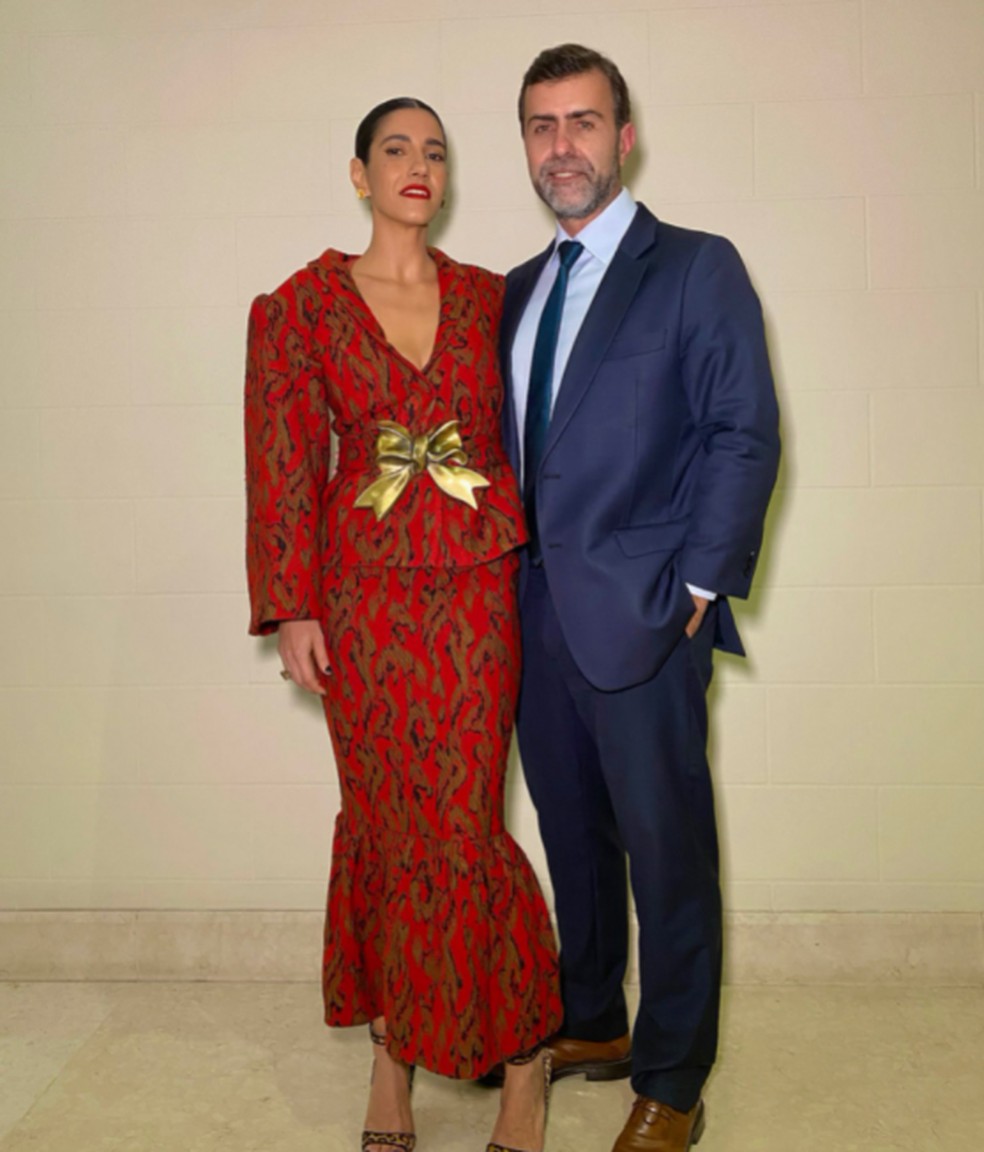 Antonia Pelegrino e o deputado federal Marcelo Freixo prontos para o casamento de Lula e Janja — Foto: Reprodução/ Redes Sociais
