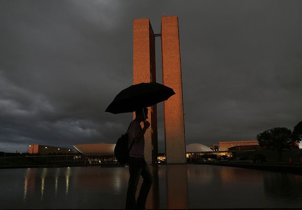 Jovem caminha diante do Congresso Nacional em Brasília (Foto: Ueslei Marcelino/Reuters)
