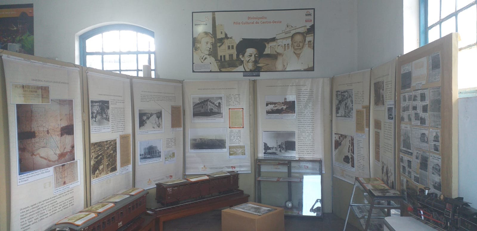 'Aqui, Nossa História - Divinópolis': exposição apresenta banners e fotografias com locais históricos da cidade