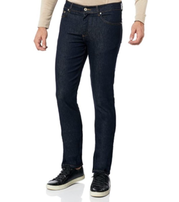 A calça jeans da Lacoste tem modelagem slim, que fica mais ajustada ao corpo (Foto: Divulgação/Lacoste)