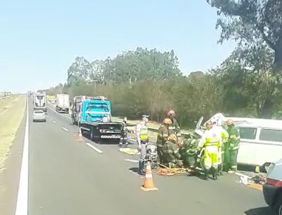 Vítima foi tirada das ferragens pelo Corpo de Bombeiros em acidente em Itirapina — Foto: Arquivo Pessoal