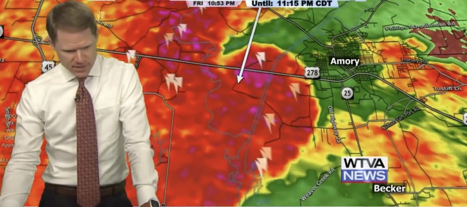Matt Laubhan reza durante telejornal em que fala sobre a força do tornado que atingiu Mississipi, nos EUA