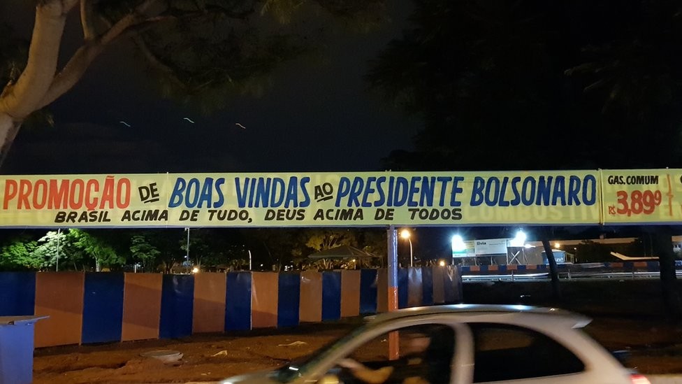 Posto de gasolina faz 'promoção de boas vindas' a Bolsonaro (Foto: ANDRÉ SHALDERS/BBC BRASIL)