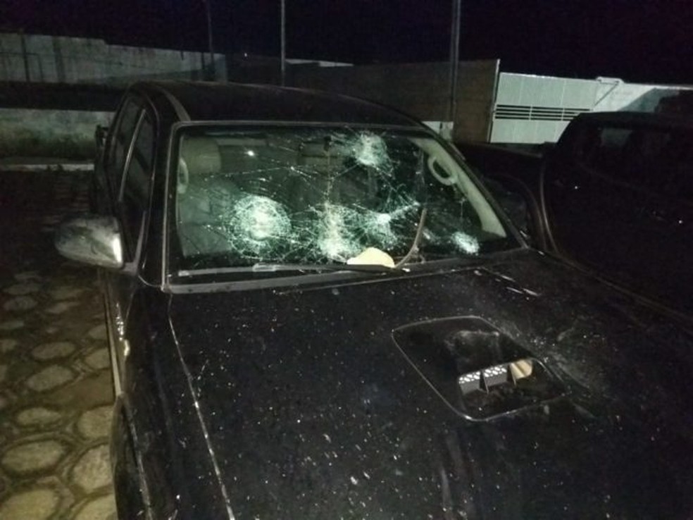 Caminhonete envolvida no acidente foi apedrejada e apreendida na Delegacia de Santa Inês — Foto: Divulgação/Polícia Civil