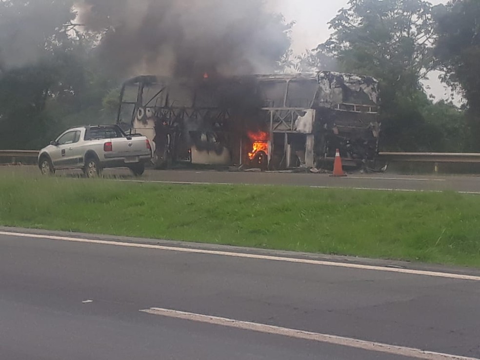 Incêndio destruiu o ônibus em Lençóis Paulista — Foto: Antônio Carlos Teixeira dos Santos/ Arquivo pessoal 