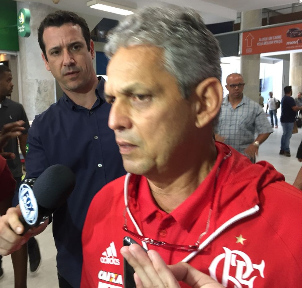 Reinaldo Rueda em desembarque do Flamengo no Rio de Janeiro: técnico fez cobrança aos jogadores no vestiário da Arena do Palmeiras (Foto: Fábio Cardoso)