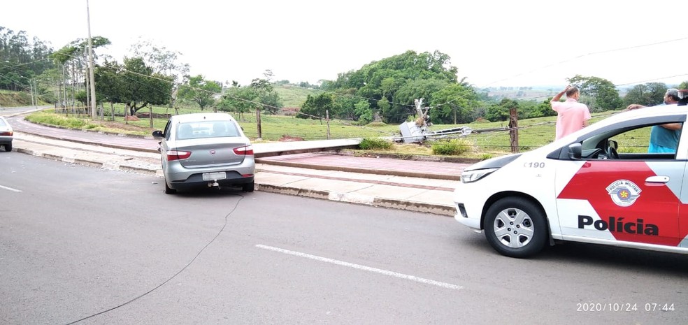 Batida derrubou poste na Avenida Raimundo Maiolini, em Presidente Prudente — Foto: Polícia Militar