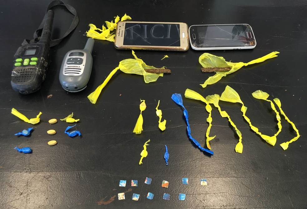 Drogas sintéticas e rádios também foram apreendidos pela Polícia Civil (Foto: Divulgação/Polícia Civil)