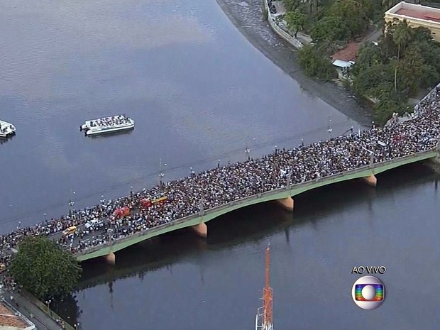 Cortejo que leva caixão com o corpo de Eduardo Campos começa a se dirigir para o Cemitério de Santo Amaro, no Recife (Foto: Reprodução / TV Globo)