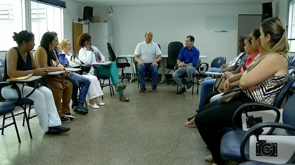 Em Ourinhos, cidade da região com maior número de médicos cubanos, decisão de sair do Mais Médicos foi formalizada durante reunião na prefeitura — Foto: TV TEM/Reprodução
