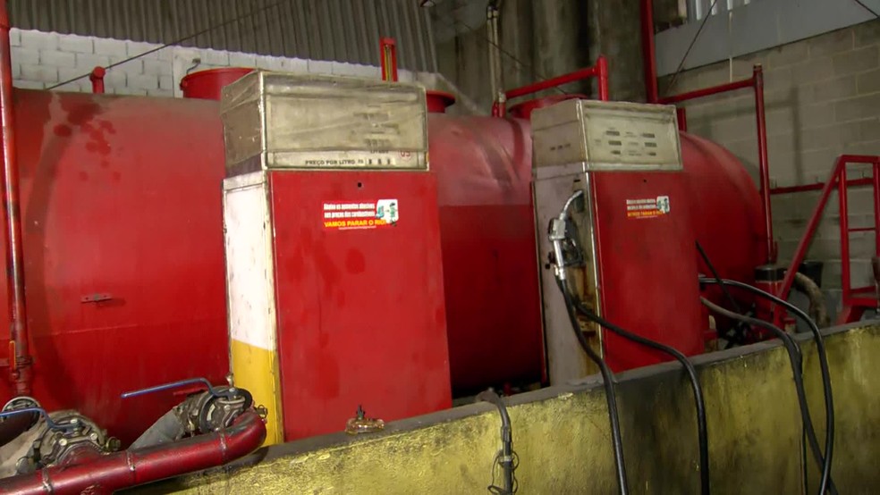 Bombas clandestinas passavam o combustível furtado para galões e caminhões — Foto: Reprodução/TV Globo