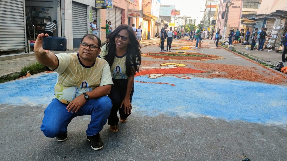 Casal João e Fábia, do Village Campestre II, em Maceió, não resistiu à beleza dos tapetes e fez o registro — Foto: Matheus Tenório/G1