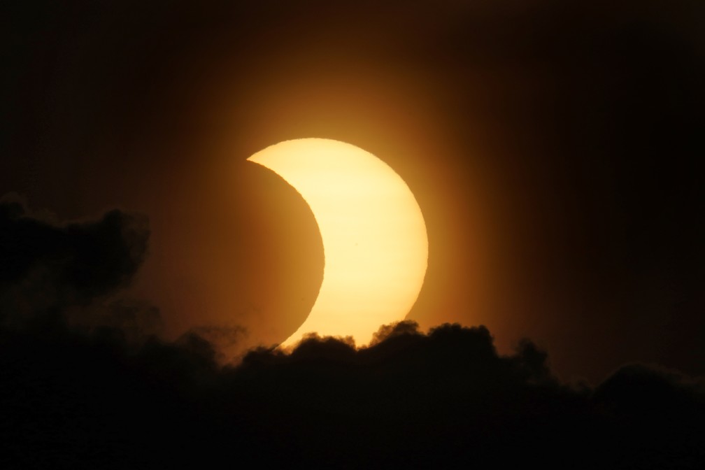 Eclipse solar anular é visto em Manhattan, em Nova York — Foto: Seth Wenig/AP