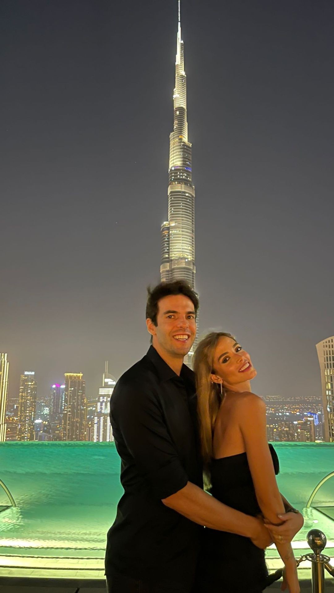 Kaká e Carol Dias posam em pontos turísticos durante viagem para Dubai (Foto: Reprodução/ )