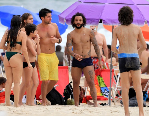 Jogador Marcelo curte praia em Ipanema (Foto: AgNews)