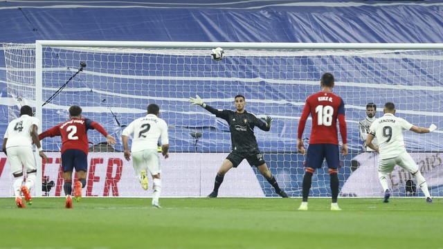 Benzema acerta o travessão em cobrança de pênalti em Real Madrid x Osasuna