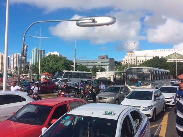 Protesto na Avenida ACM, em frente ao Shopping da Bahia, em Salvador (Foto: Henrique Mendes/G1)
