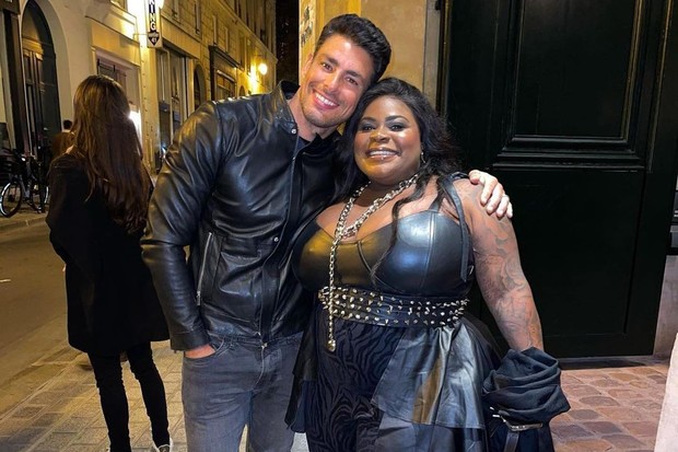 Cauã Reymond posa com Jojo Todynho em evento em Paris: Eu e ela