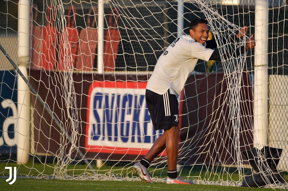 Alex Sandro pode fazer o seu primeiro jogo na temporada pela Juventus neste sábado — Foto: Reprodução / Facebook