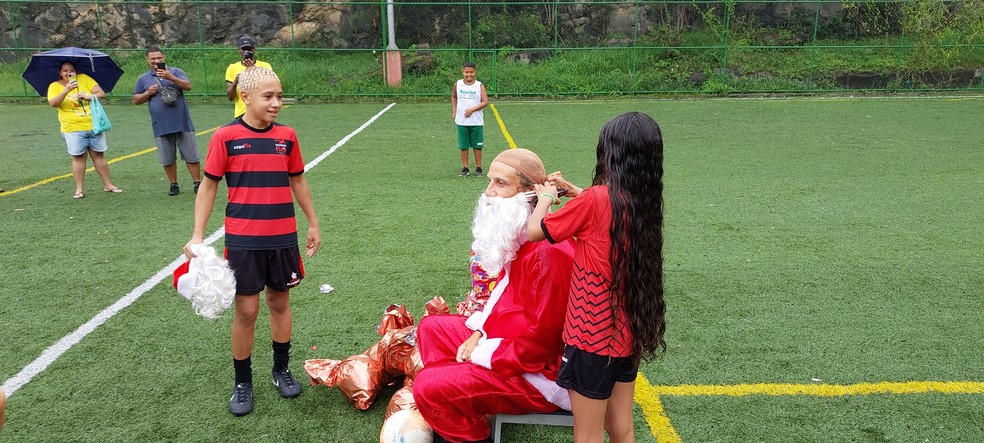 David Luiz, do Flamengo, come&ccedil;a a ser desmascarado na Mangueira &mdash; Foto: Fred Gomes